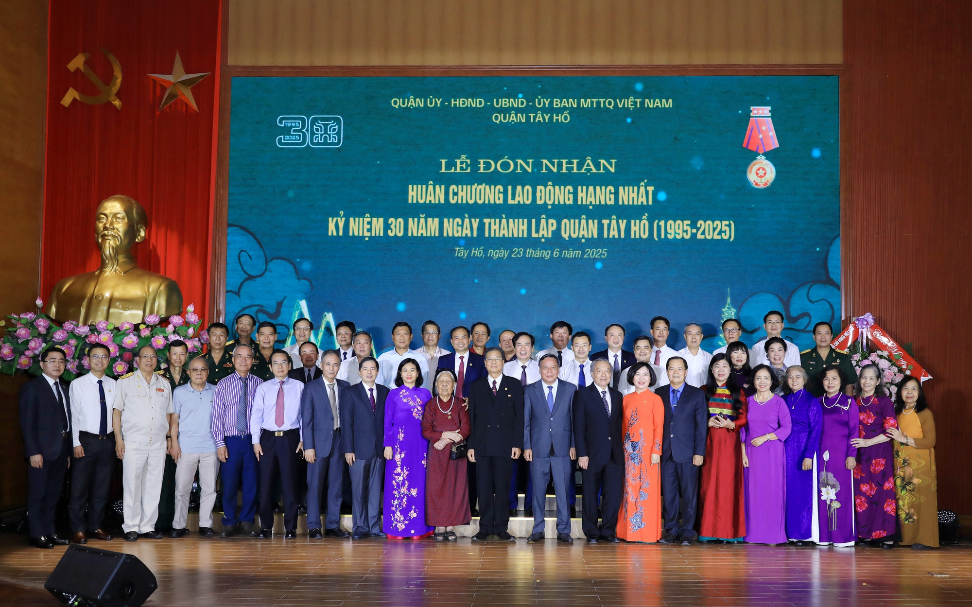 Quận Tây Hồ đón nhận Huân chương Lao động hạng Nhất- Ảnh 6.