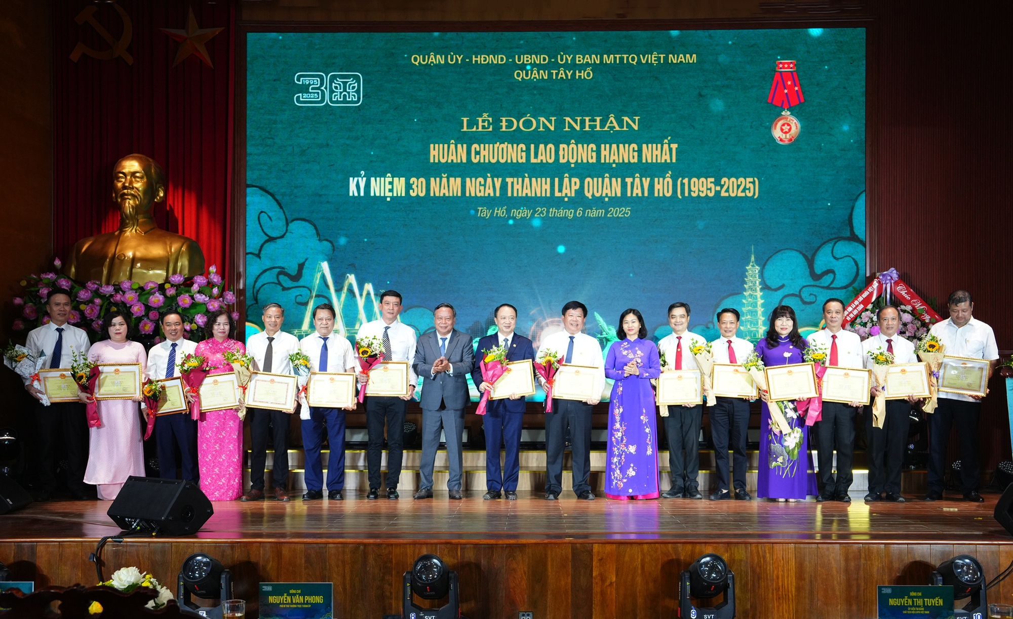 Quận Tây Hồ đón nhận Huân chương Lao động hạng Nhất- Ảnh 5.