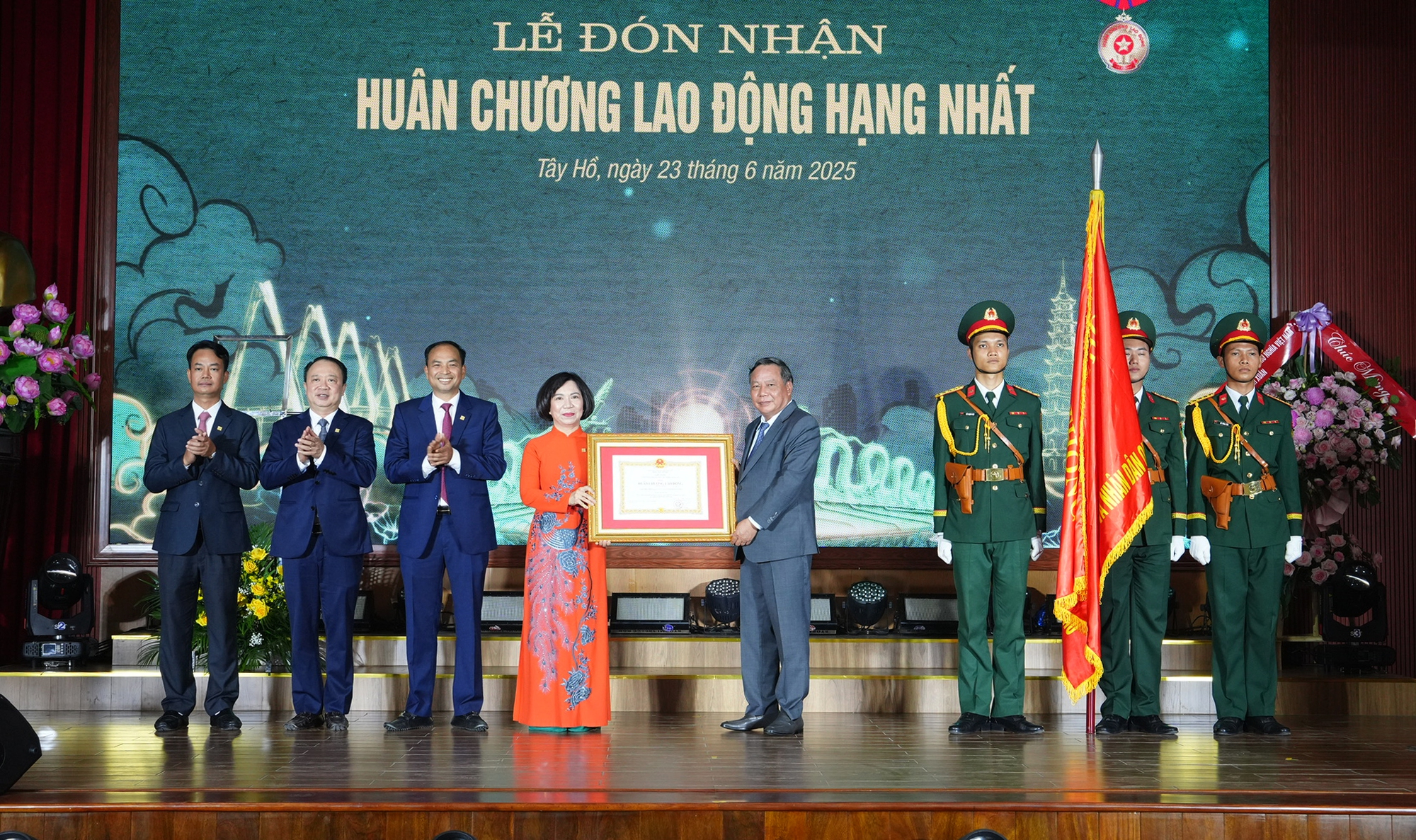 Quận Tây Hồ đón nhận Huân chương Lao động hạng Nhất- Ảnh 2.