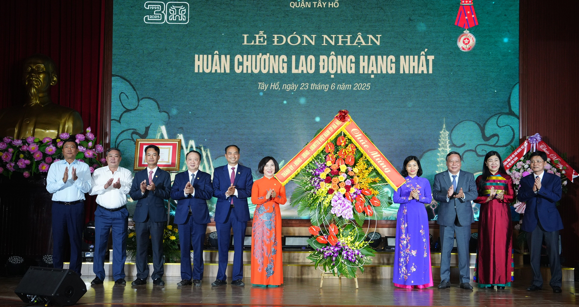 Quận Tây Hồ đón nhận Huân chương Lao động hạng Nhất- Ảnh 3.