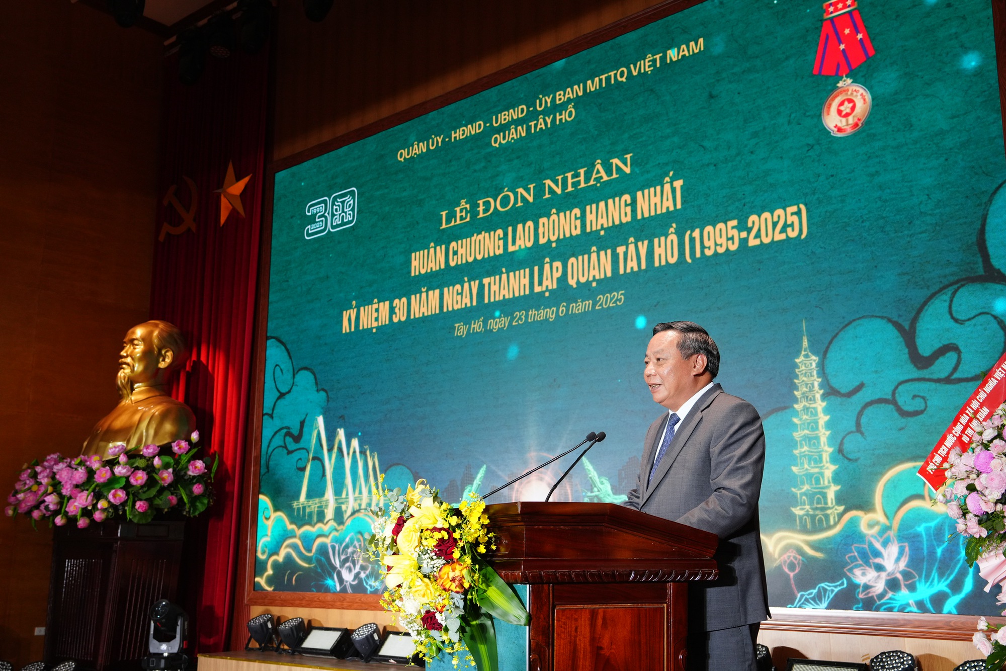 Quận Tây Hồ đón nhận Huân chương Lao động hạng Nhất- Ảnh 4.