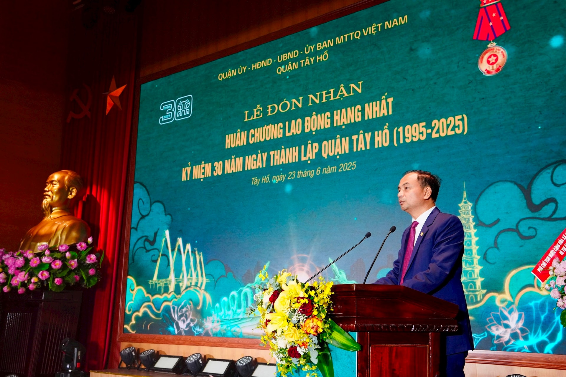 Quận Tây Hồ đón nhận Huân chương Lao động hạng Nhất- Ảnh 1.