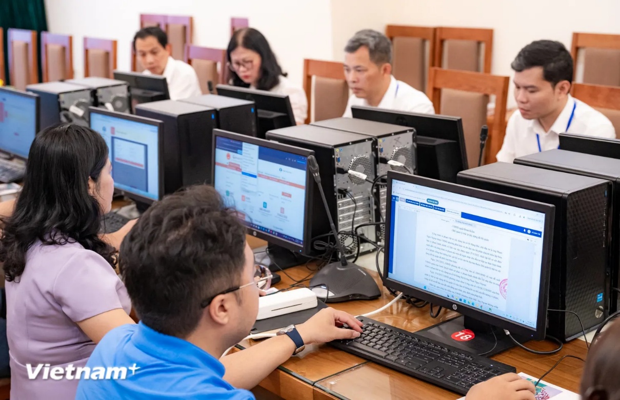 Bộ Nội vụ hướng dẫn về nhân sự tại UBND, sắp xếp ở đặc khu, thôn, tổ dân phố- Ảnh 1.