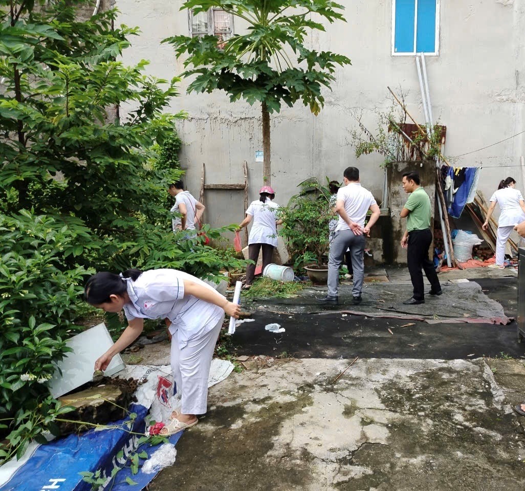 Phường Khương Đình tổ chức ra quân tổng vệ sinh môi trường diệt bọ gậy chủ động phòng chống sốt xuất huyết sau mưa bão.- Ảnh 3.