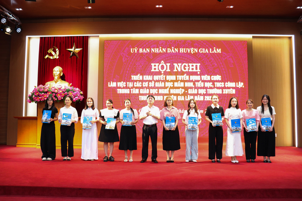 Hội nghị công bố Quyết định tuyển dụng viên chức ngành giáo dục năm 2025- Ảnh 2.