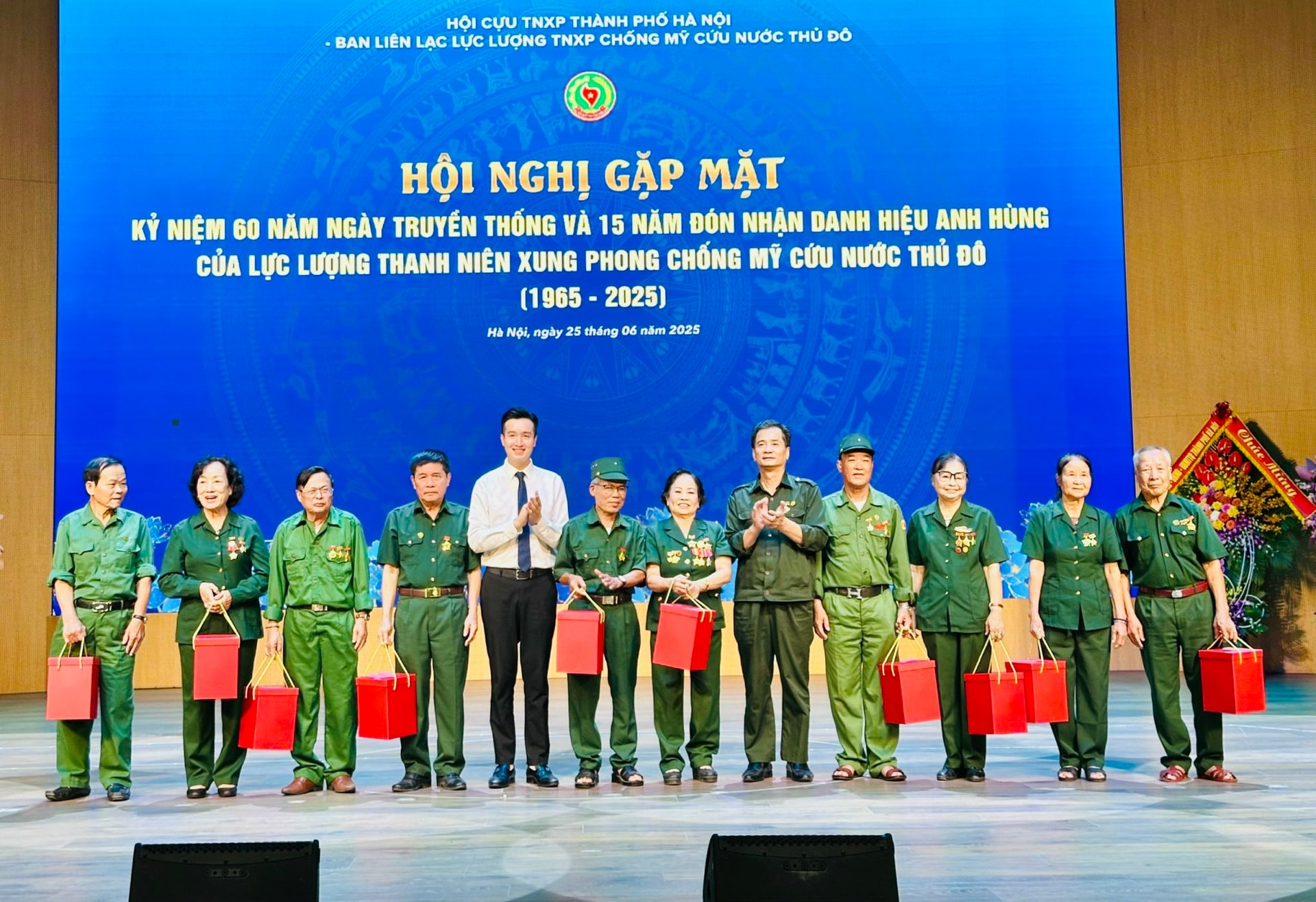 Hà Nội gặp mặt gần 450 cựu thanh niên xung phong chống Mỹ, cứu nước- Ảnh 5.