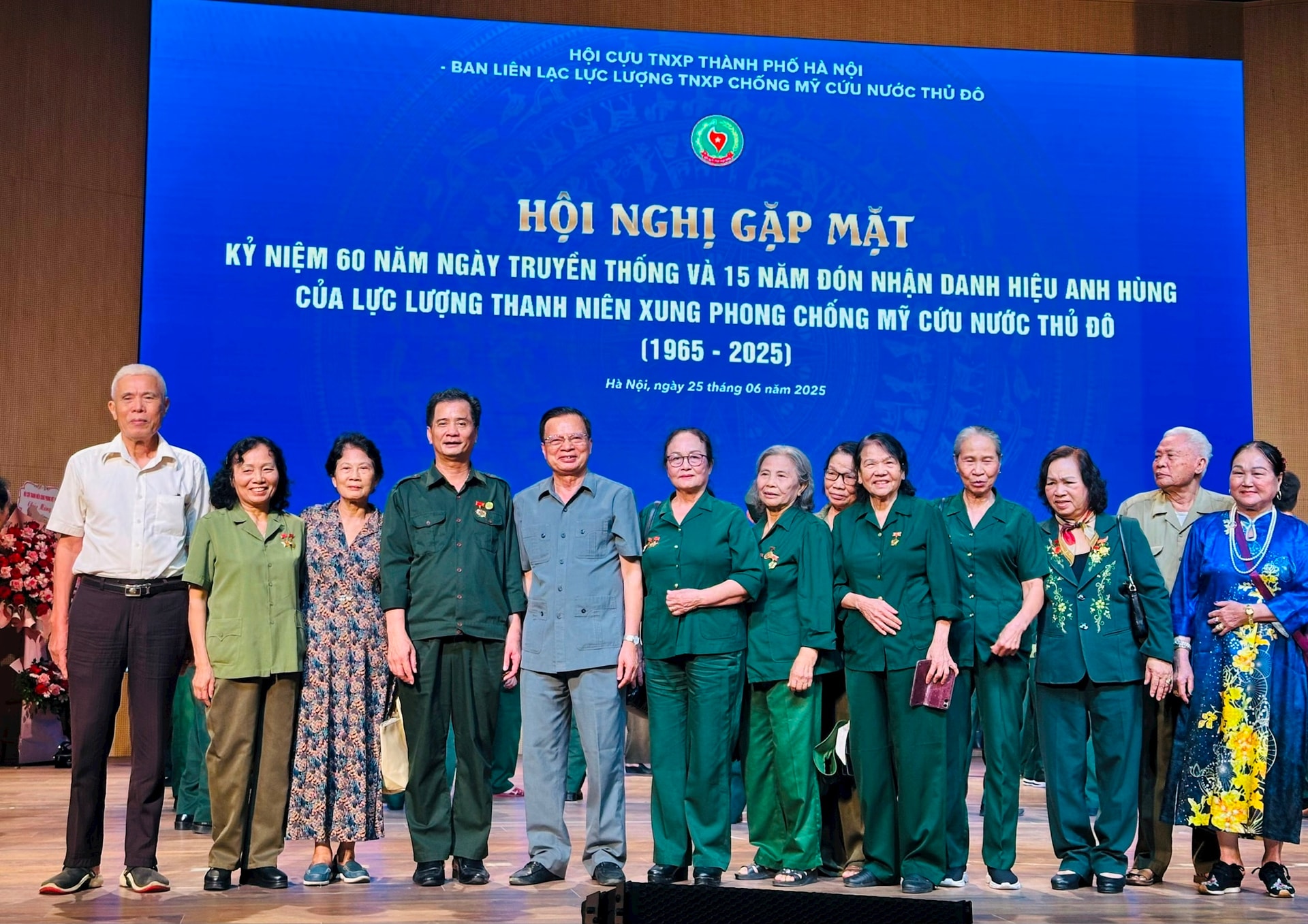 Hà Nội gặp mặt gần 450 cựu thanh niên xung phong chống Mỹ, cứu nước- Ảnh 1.