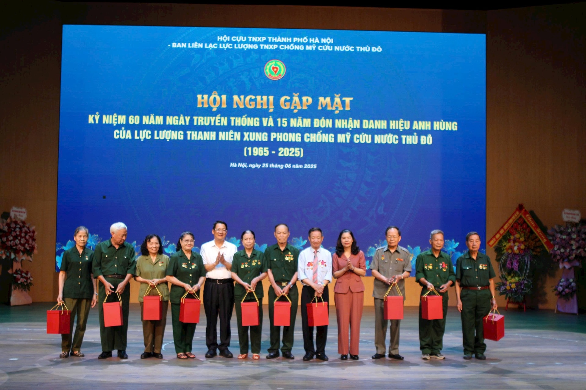 Hà Nội gặp mặt gần 450 cựu thanh niên xung phong chống Mỹ, cứu nước- Ảnh 4.