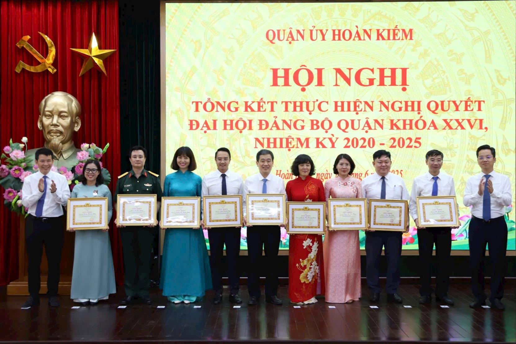 Đảng bộ quận Hoàn Kiếm kết thúc nhiệm kỳ với nhiều kết quả nổi bật- Ảnh 4.
