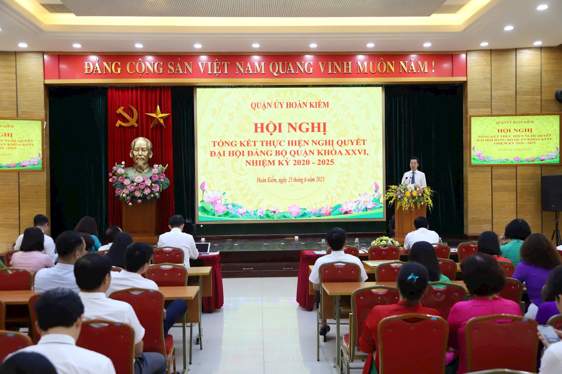 Đảng bộ quận Hoàn Kiếm kết thúc nhiệm kỳ với nhiều kết quả nổi bật- Ảnh 1.
