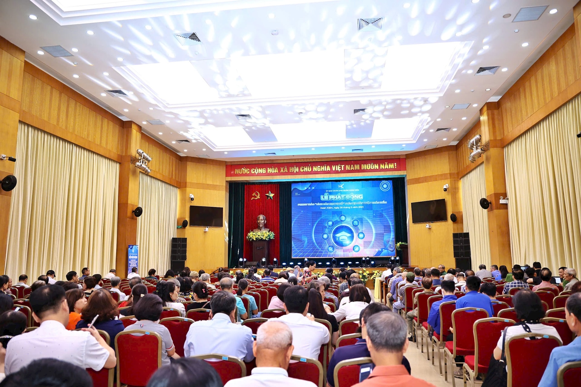 Phấn đấu 85% người dân Hoàn Kiếm sử dụng thành thạo dịch vụ số thiết yếu- Ảnh 1.