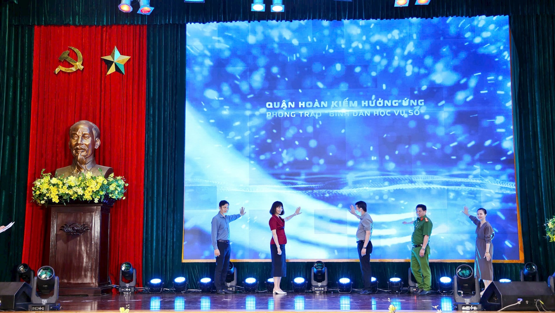 Phấn đấu 85% người dân Hoàn Kiếm sử dụng thành thạo dịch vụ số thiết yếu- Ảnh 3.