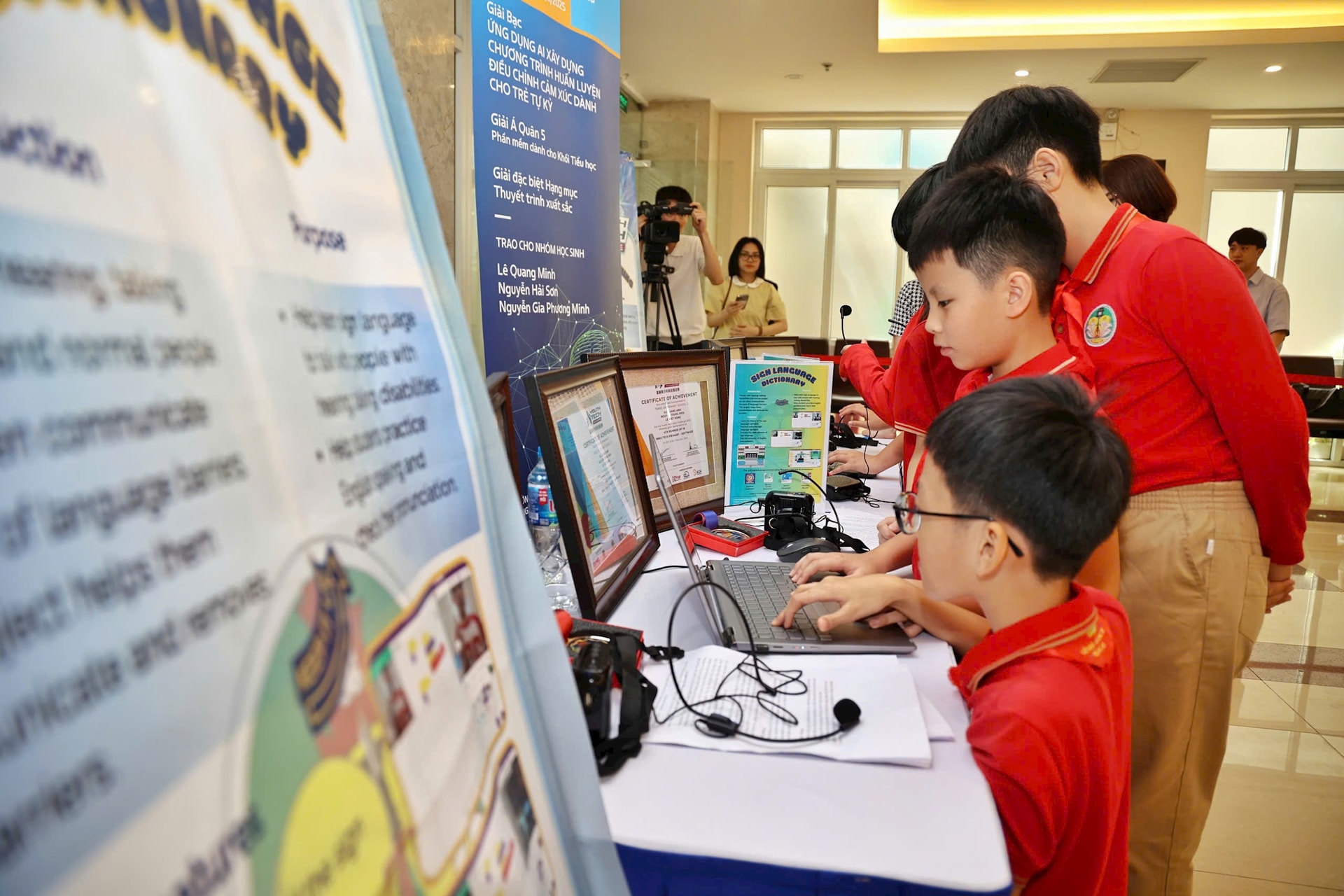 Phấn đấu 85% người dân Hoàn Kiếm sử dụng thành thạo dịch vụ số thiết yếu- Ảnh 4.