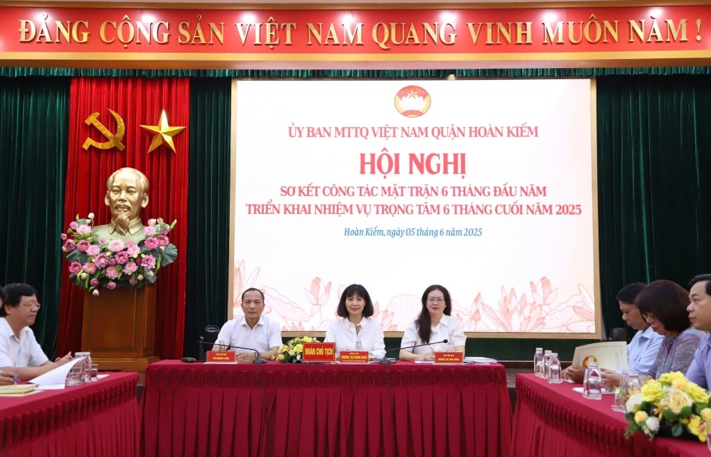 Quận Hoàn Kiếm biểu dương 19 tập thể, 49 cá nhân tiêu biểu trong công tác mặt trận- Ảnh 1.