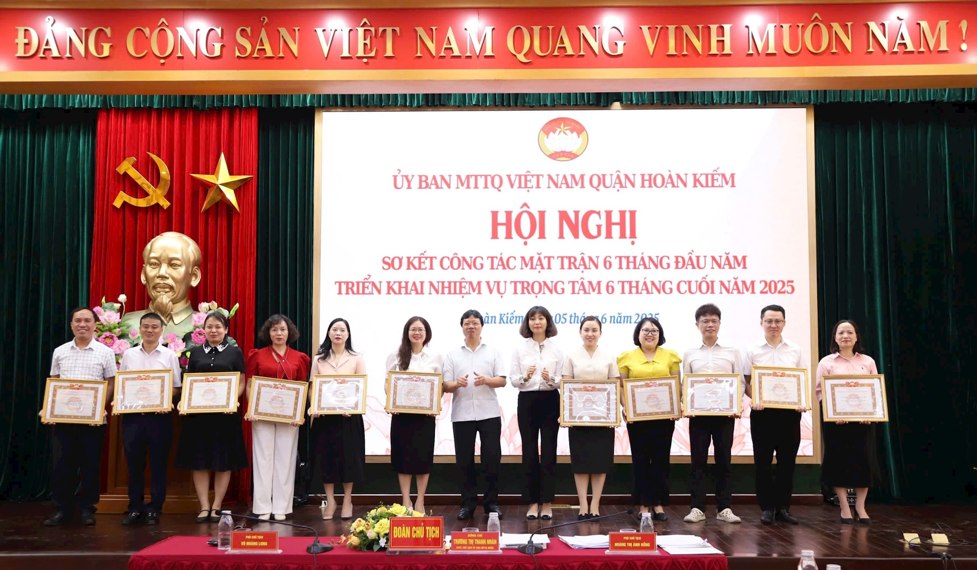 Quận Hoàn Kiếm biểu dương 19 tập thể, 49 cá nhân tiêu biểu trong công tác mặt trận- Ảnh 3.