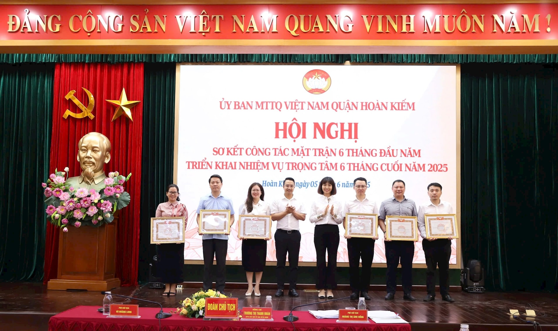 Quận Hoàn Kiếm biểu dương 19 tập thể, 49 cá nhân tiêu biểu trong công tác mặt trận- Ảnh 4.