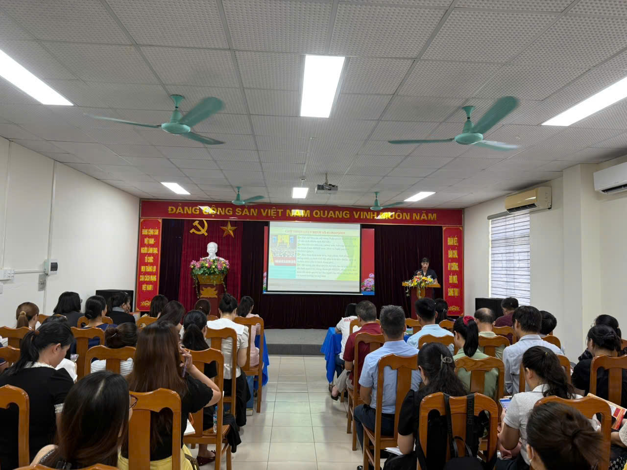 BHXH quận Hoàng Mai tổ chức hội nghị tuyên truyền, phổ biến những điểm mới trong Luật BHXH năm 2024 và Luật BHYT sửa đổi, bổ sung- Ảnh 3.