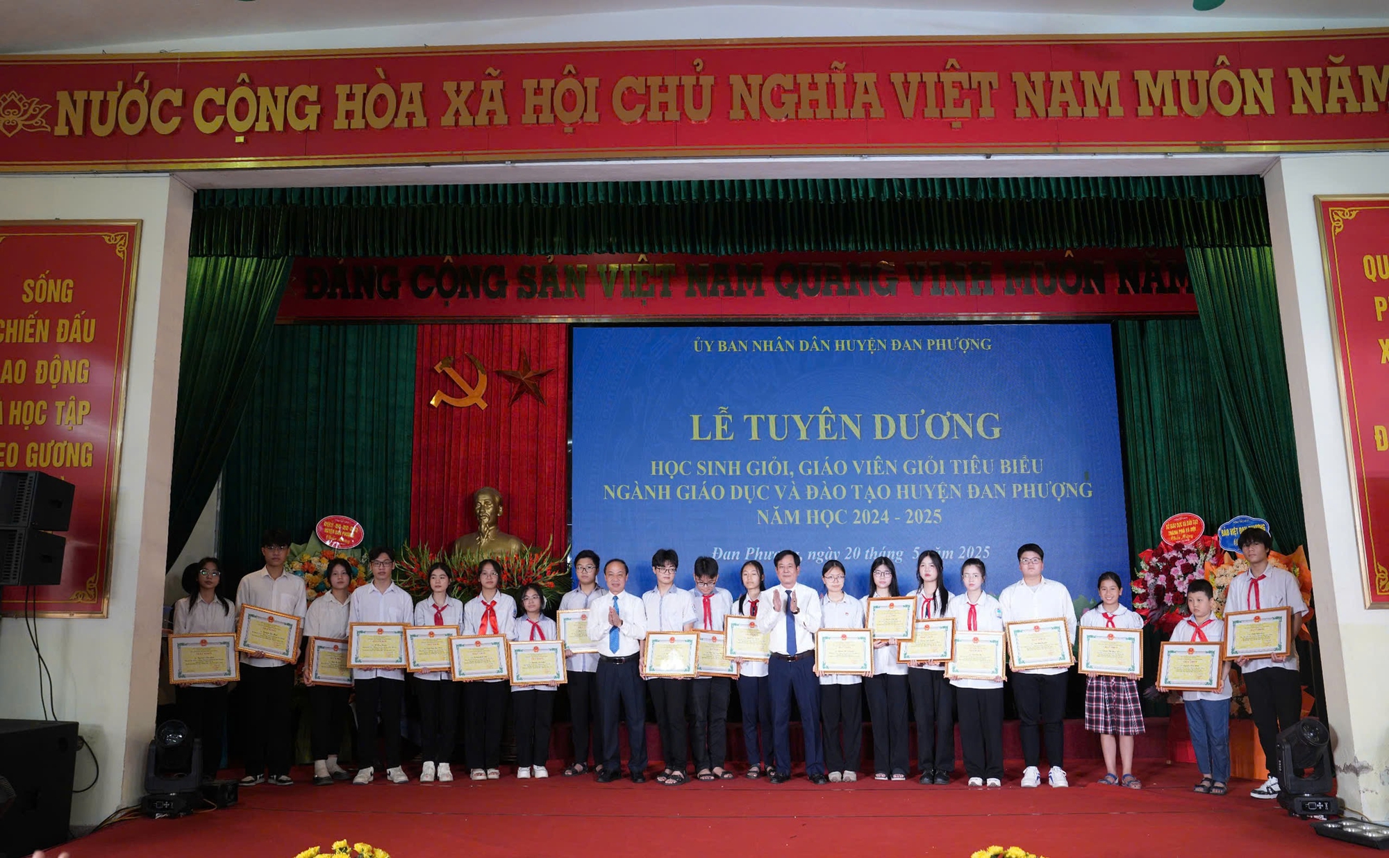 UBND huyện tuyên dương, khen thưởng học sinh Tiêu biểu năm học 2024-2025- Ảnh 1.