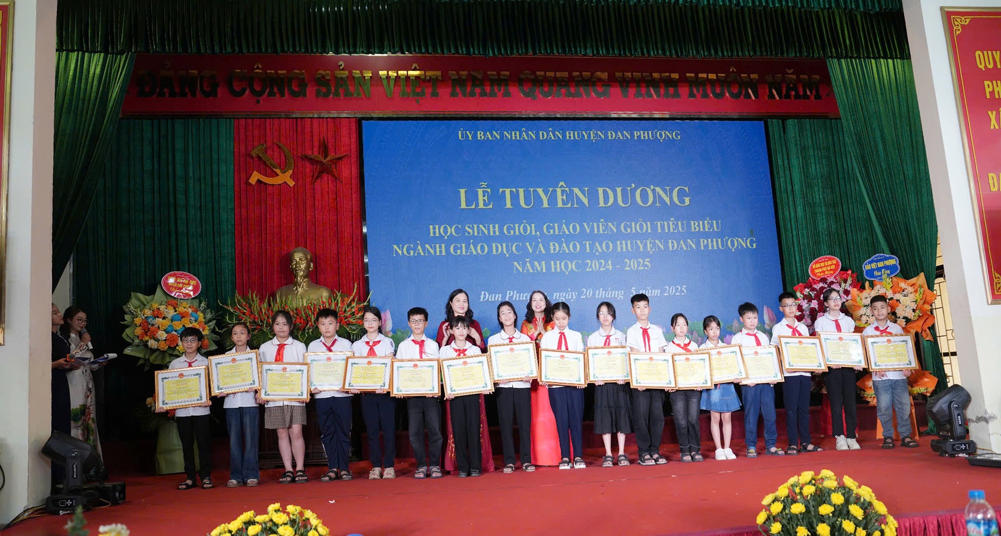 UBND huyện tuyên dương, khen thưởng học sinh Tiêu biểu năm học 2024-2025- Ảnh 2.
