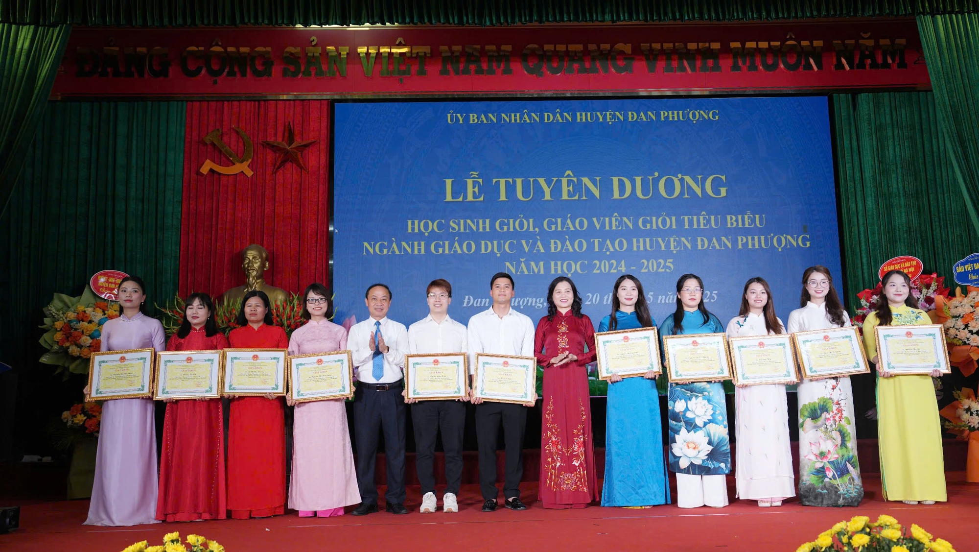 UBND huyện tuyên dương, khen thưởng học sinh Tiêu biểu năm học 2024-2025- Ảnh 4.