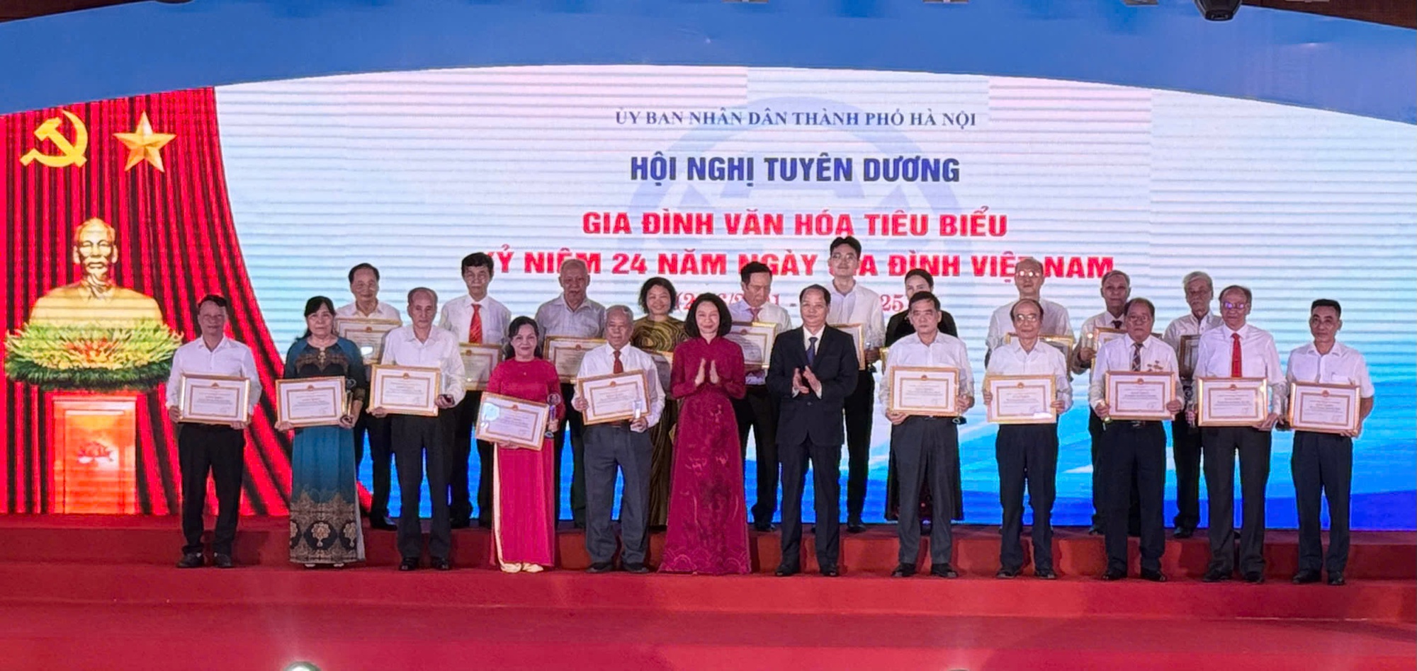 Hà Nội tuyên dương các Gia đình văn hóa tiêu biểu nhân Ngày Gia đình Việt Nam 28/6- Ảnh 1.