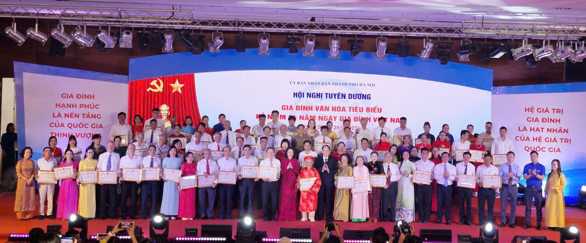 Hà Nội tuyên dương các Gia đình văn hóa tiêu biểu nhân Ngày Gia đình Việt Nam 28/6- Ảnh 7.