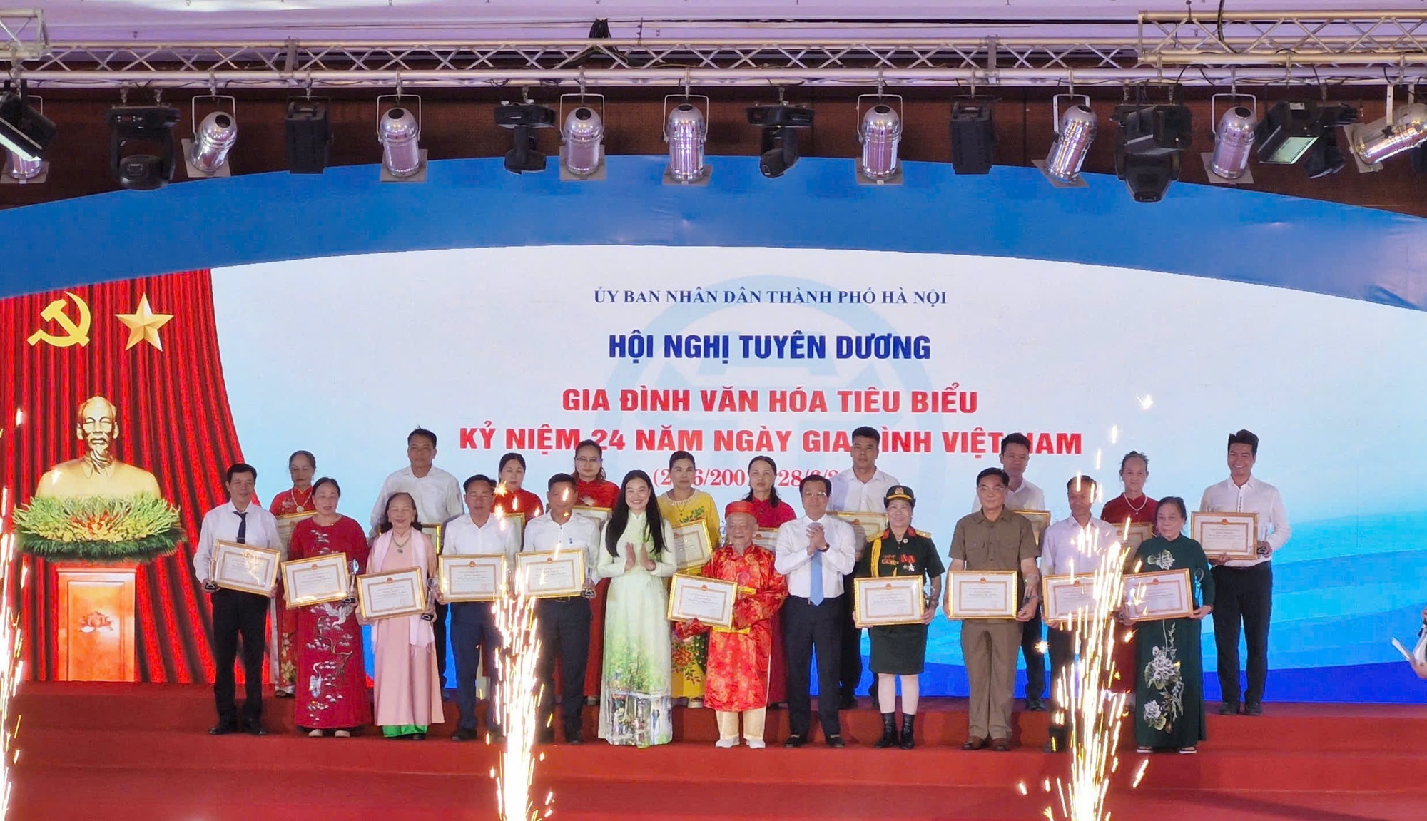 Hà Nội tuyên dương các Gia đình văn hóa tiêu biểu nhân Ngày Gia đình Việt Nam 28/6- Ảnh 3.