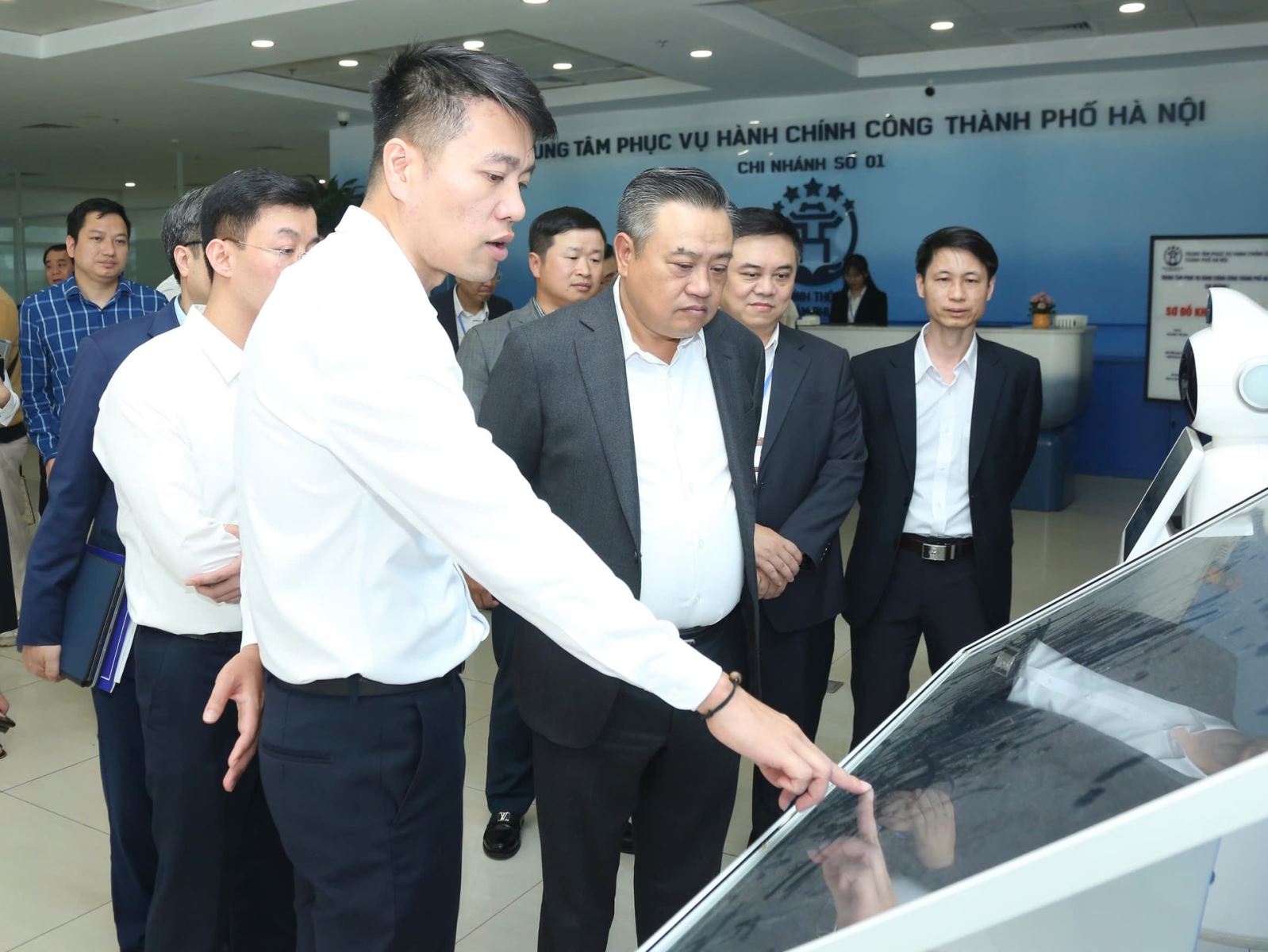 Hà Nội tổ chức 126 điểm tiếp nhận, phục vụ hành chính công tại xã, phường mới- Ảnh 1.