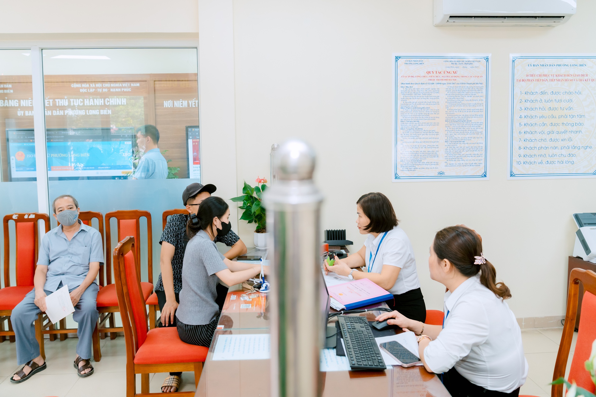 Phó Chủ tịch UBND Thành phố Vũ Thu Hà kiểm tra thực tế các phường mới sau sắp xếp của quận Long Biên- Ảnh 9.