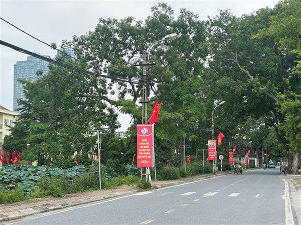 Bát Tràng rực rỡ cờ hoa chào đón ngày vận hành chính quyền địa phương hai cấp- Ảnh 4.