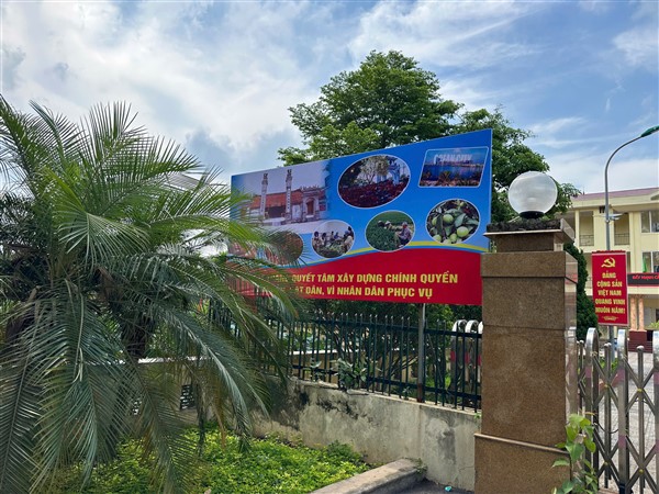 Bát Tràng rực rỡ cờ hoa chào đón ngày vận hành chính quyền địa phương hai cấp- Ảnh 1.