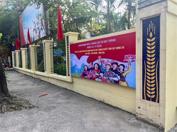 Bát Tràng rực rỡ cờ hoa chào đón ngày vận hành chính quyền địa phương hai cấp- Ảnh 3.