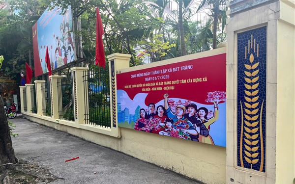 Bát Tràng rực rỡ cờ hoa chào đón ngày vận hành chính quyền địa phương hai cấp