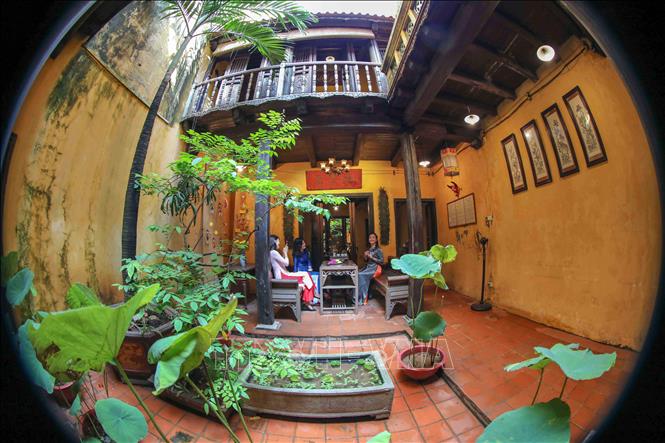 Xây dựng người Hà Nội thanh lịch, văn minh: Từ giá trị truyền thống đến yêu cầu hiện đại- Ảnh 1.