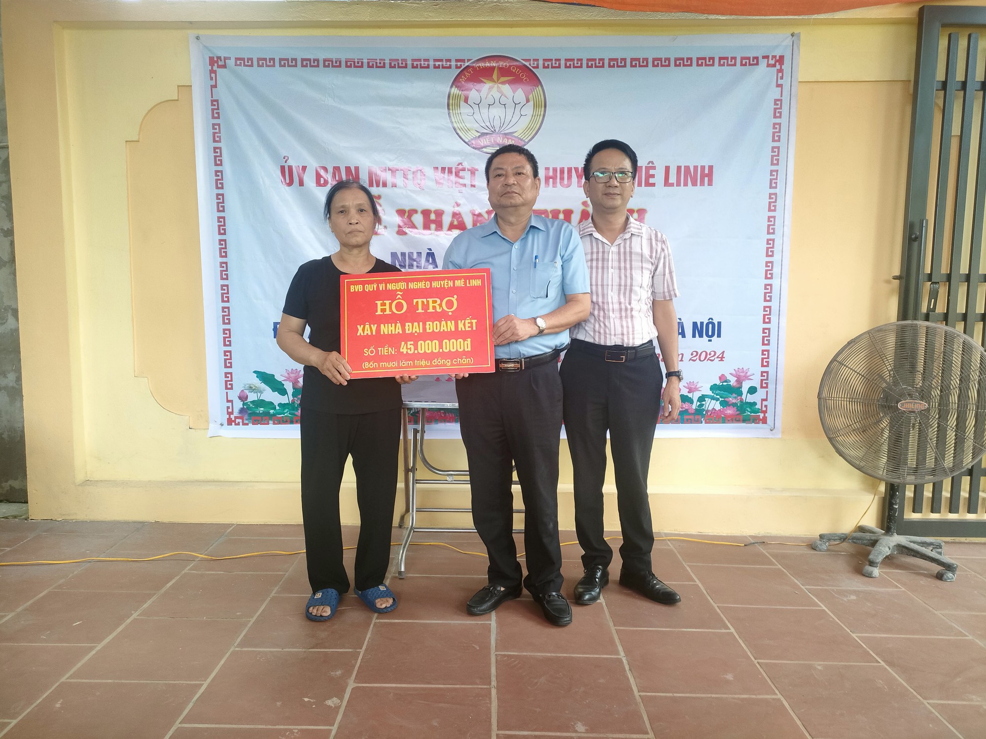 Ủy ban MTTQ Việt Nam huyện Mê Linh trao Nhà Đại đoàn kết tại thôn 4, xã Thạch Đà- Ảnh 1.