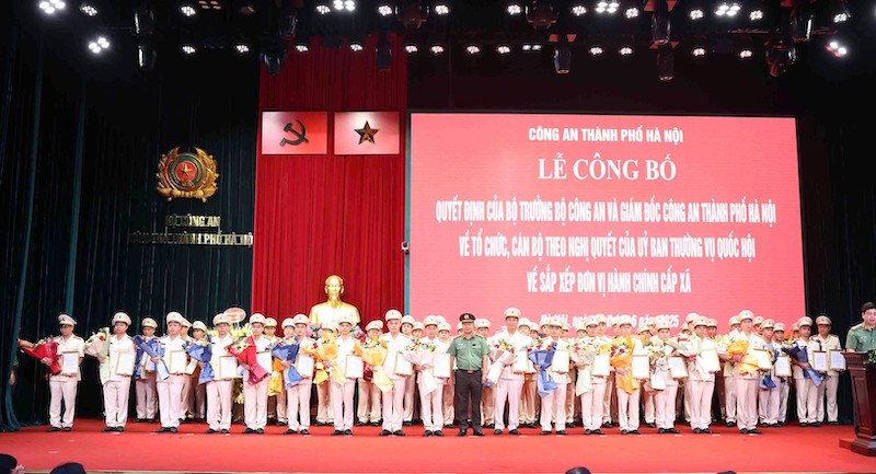 Hà Nội công bố cán bộ tại Công an 126 xã, phường- Ảnh 7.