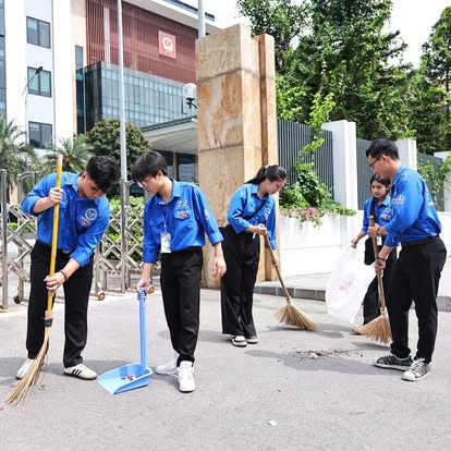 Tuổi trẻ, phụ nữ phường Đống Đa ra quân làm đẹp cảnh quan, hướng tới chào mừng ngày hội lớn- Ảnh 4.