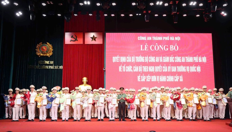 Hà Nội công bố cán bộ tại Công an 126 xã, phường- Ảnh 5.