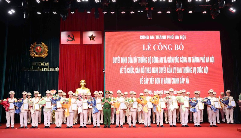 Hà Nội công bố cán bộ tại Công an 126 xã, phường- Ảnh 6.