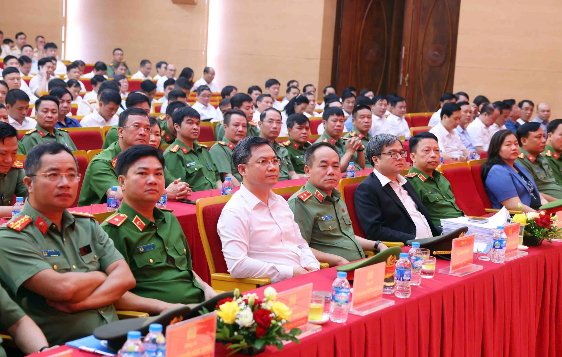 Hà Nội công bố tổ chức, cán bộ Công an 126 xã, phường- Ảnh 1.