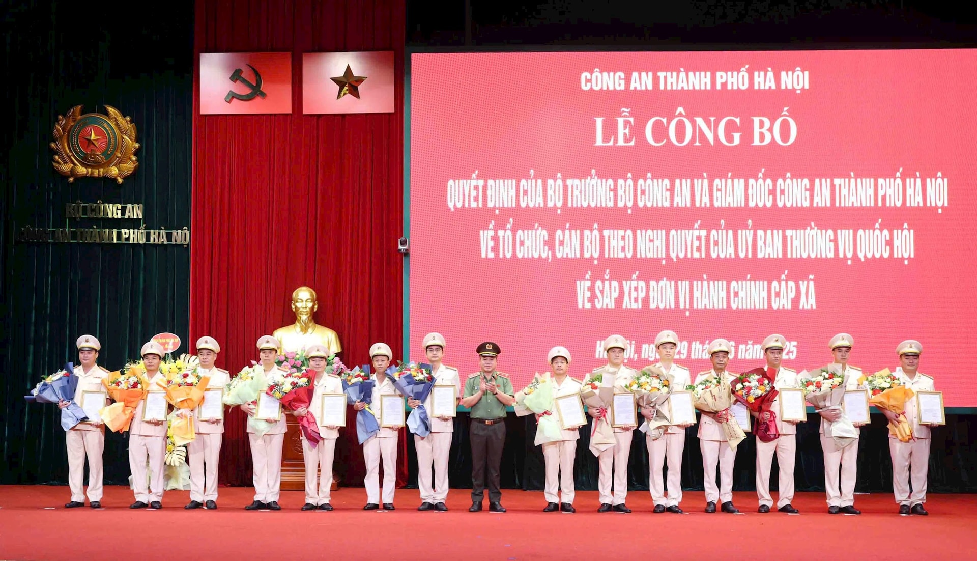 Hà Nội công bố tổ chức, cán bộ Công an 126 xã, phường- Ảnh 2.