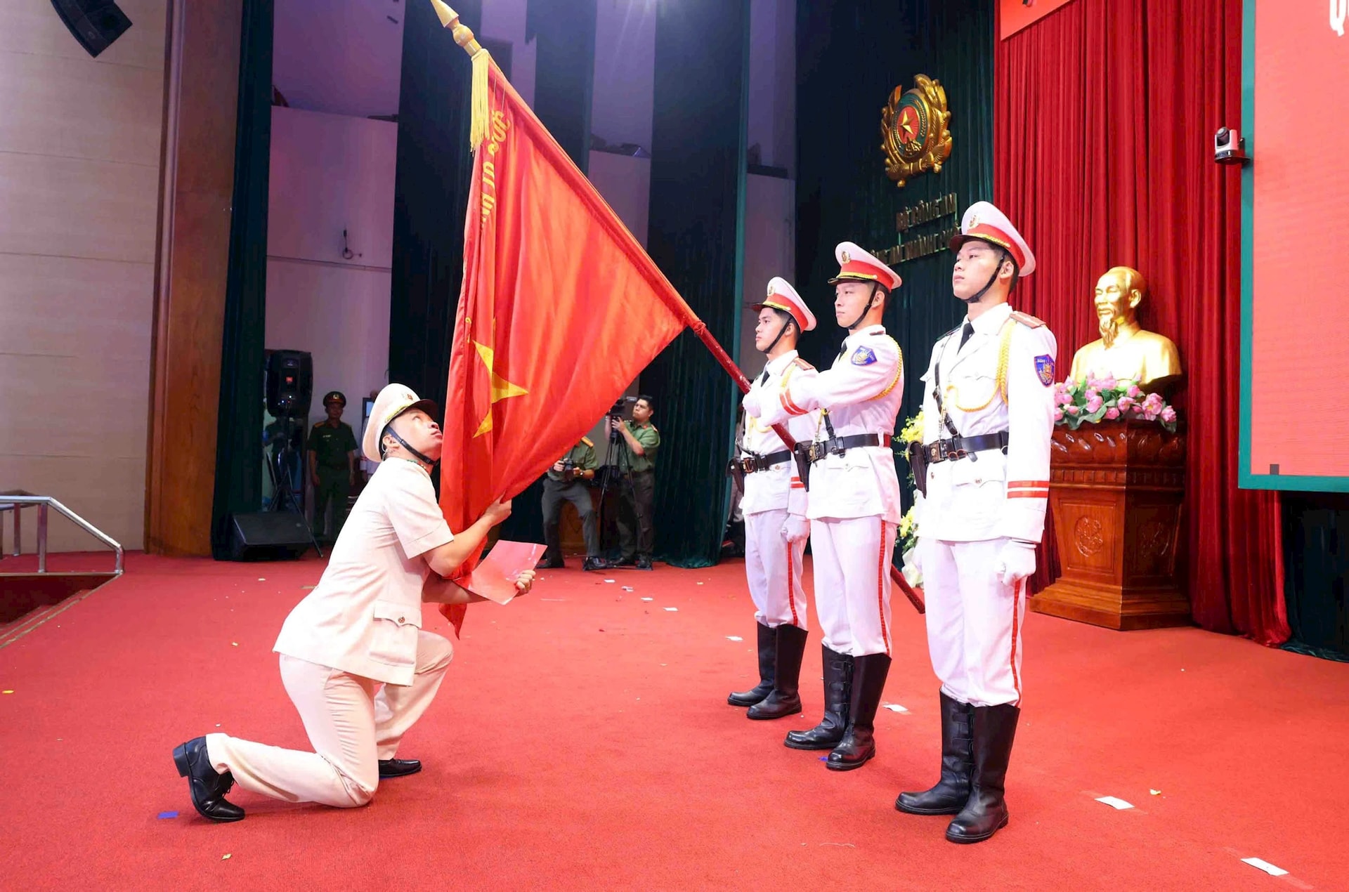 Hà Nội công bố tổ chức, cán bộ Công an 126 xã, phường- Ảnh 3.