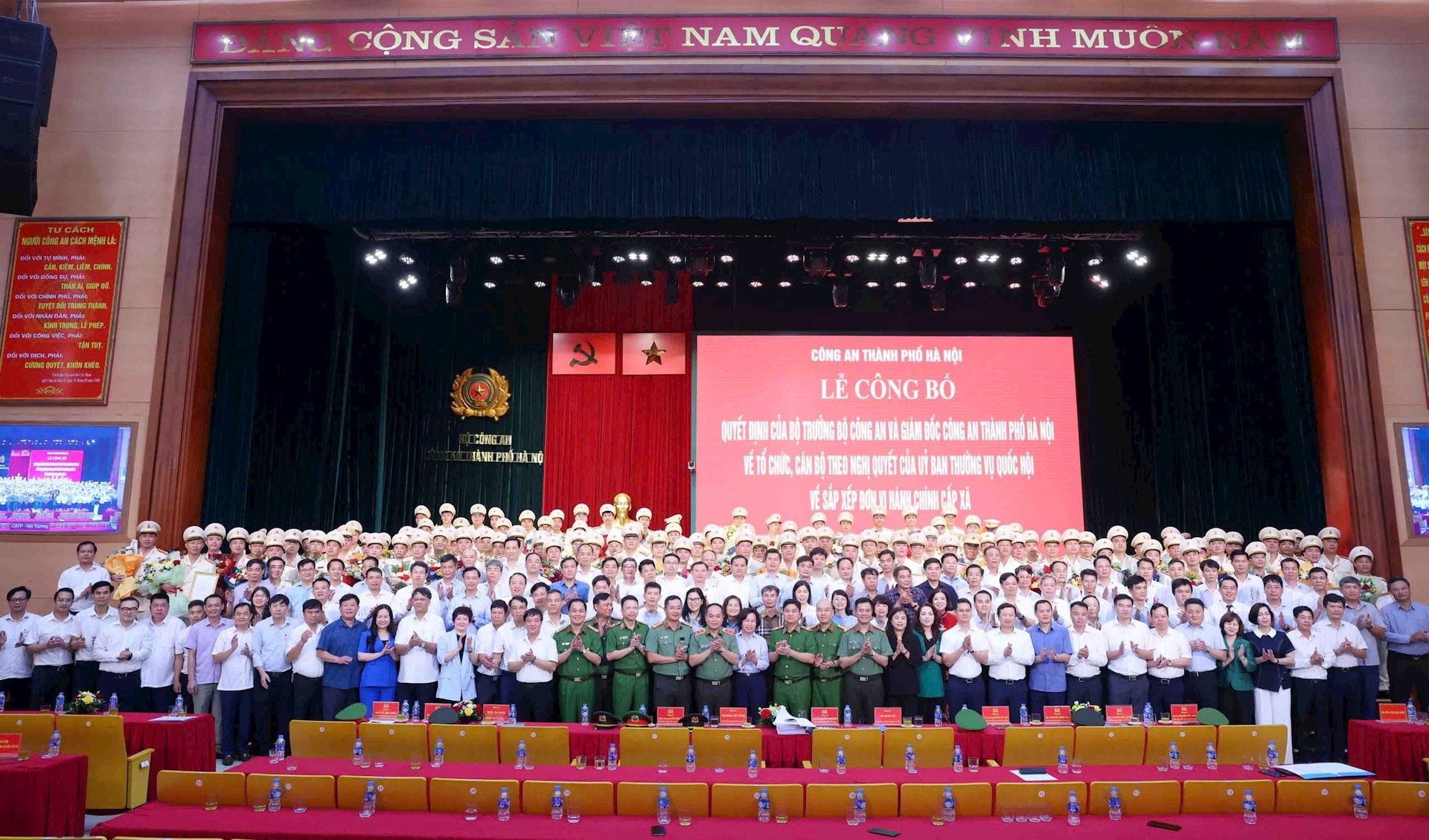 Hà Nội công bố tổ chức, cán bộ Công an 126 xã, phường- Ảnh 5.