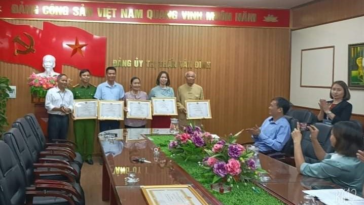 Cụ bà 83 tuổi trên 10 năm tình nguyện quét rác miễn phí; Chăm sóc vườn hoa làm đẹp xóm làng- Ảnh 1.