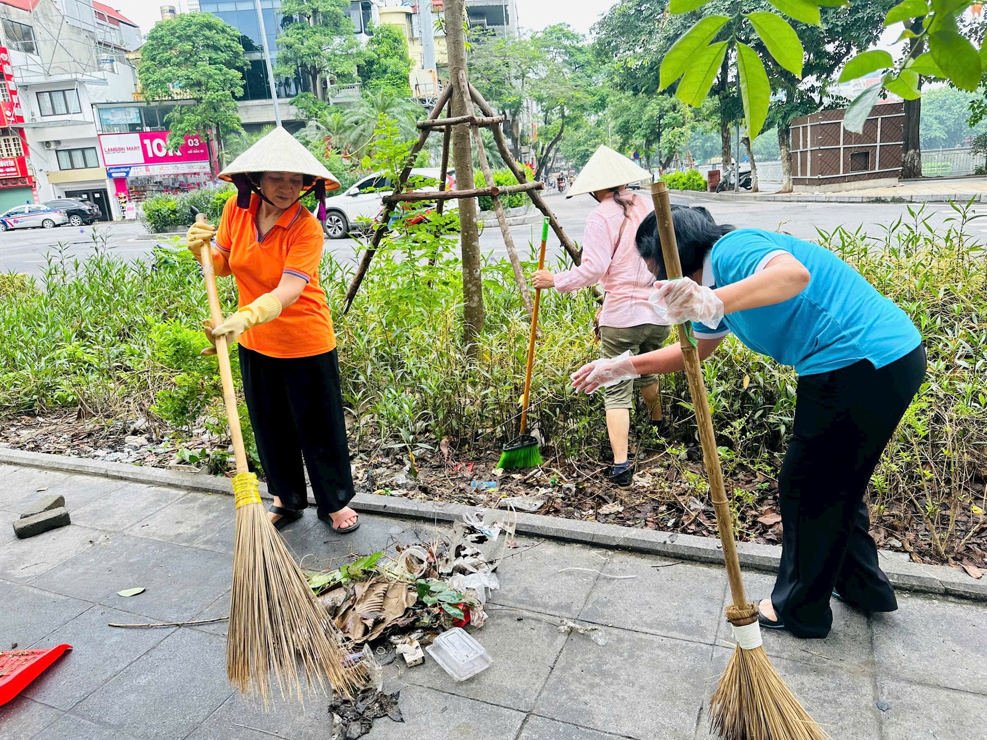 Phụ nữ 126 xã, phường ra quân vệ sinh môi trường- Ảnh 1.
