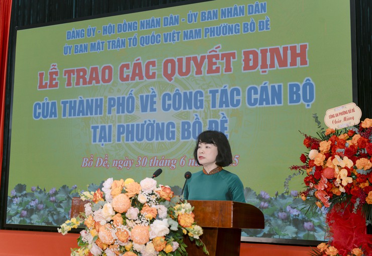Đồng chí Hoàng Trọng Quyết trao các quyết định của Thành phố về công tác cán bộ tại phường Bồ Đề- Ảnh 6.