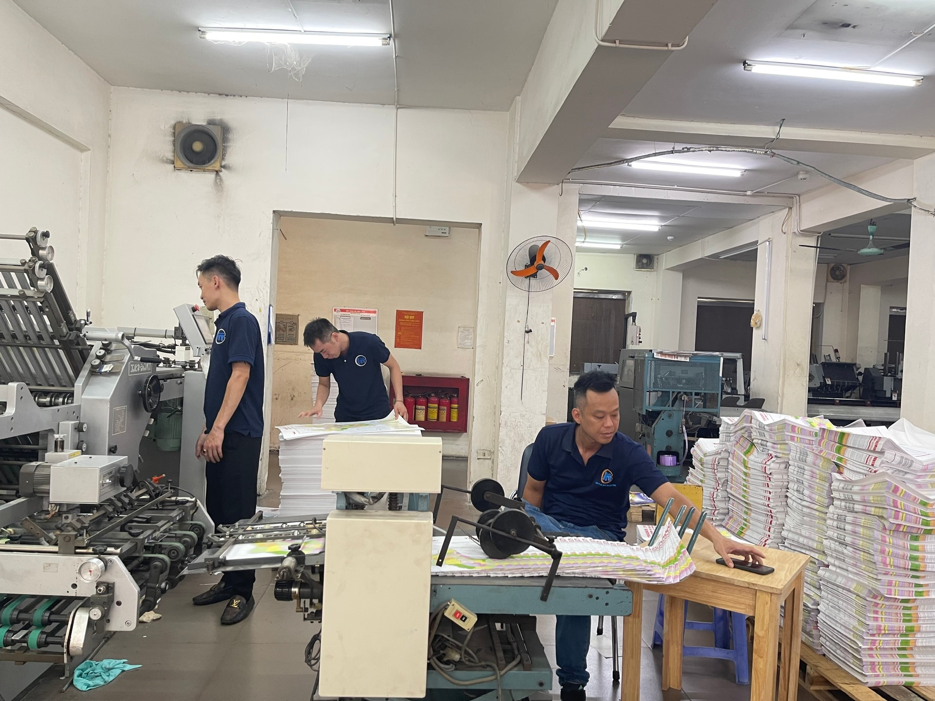 Báo Hànộimới in 70.000 bản đồ họa ranh giới 126 xã, phường mới tặng bạn đọc- Ảnh 1.