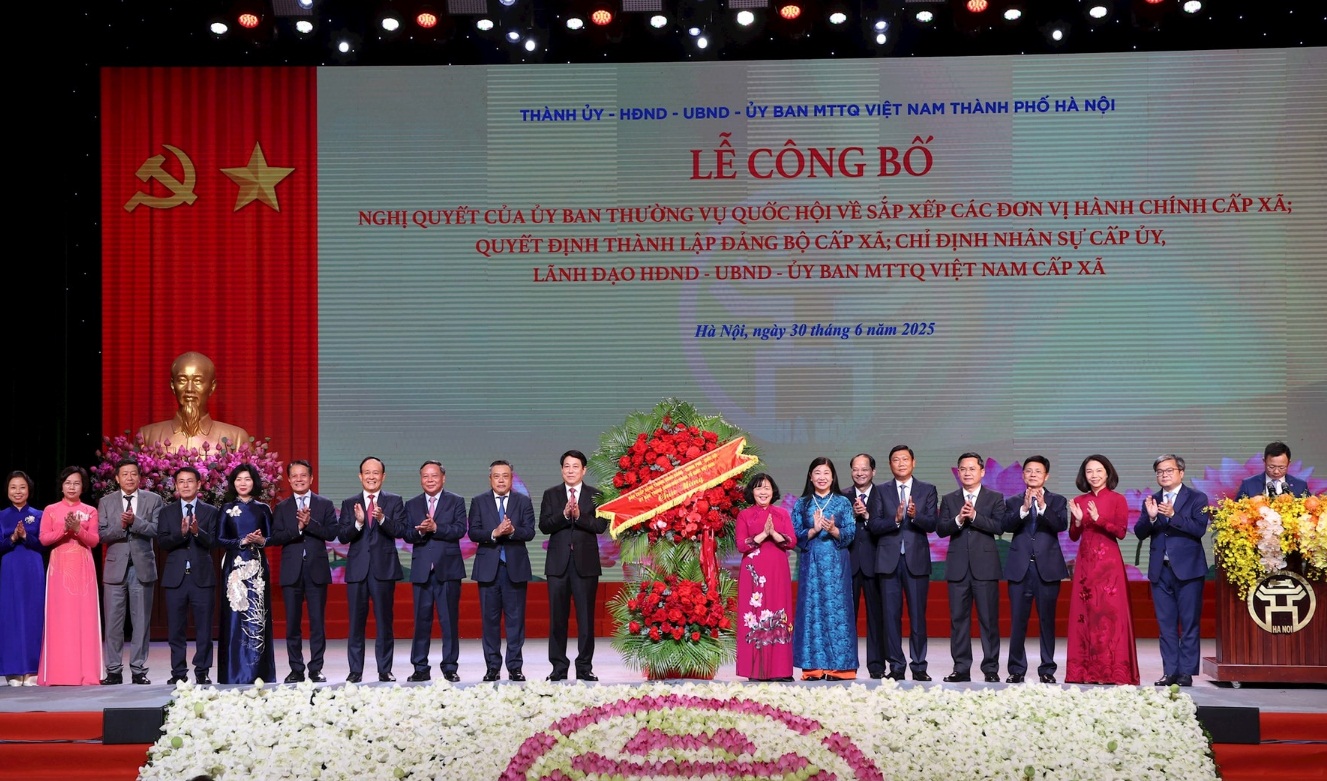 Hà Nội công bố các quyết định về tổ chức đơn vị hành chính và nhân sự chủ chốt 126 xã, phường- Ảnh 1.