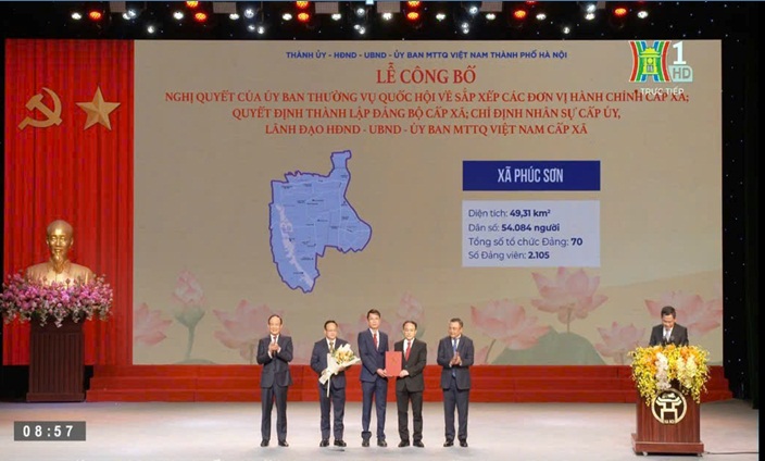 Hà Nội công bố các quyết định về tổ chức đơn vị hành chính và nhân sự chủ chốt 126 xã, phường- Ảnh 4.