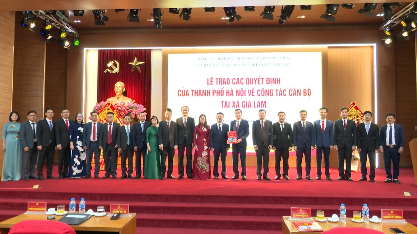 Lễ công bố quyết định của Thành phố về công tác cán bộ tại xã Gia Lâm- Ảnh 2.